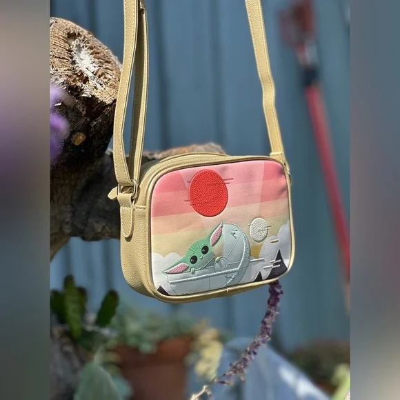 DANI x Star Wars — The Mandalorian Baby Yoda Grogu Crossbody Bag - Picture 3 of 5